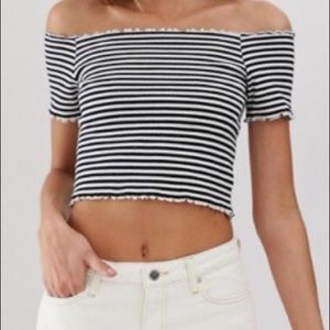 💫 Black & white striped off the shoulder crop top